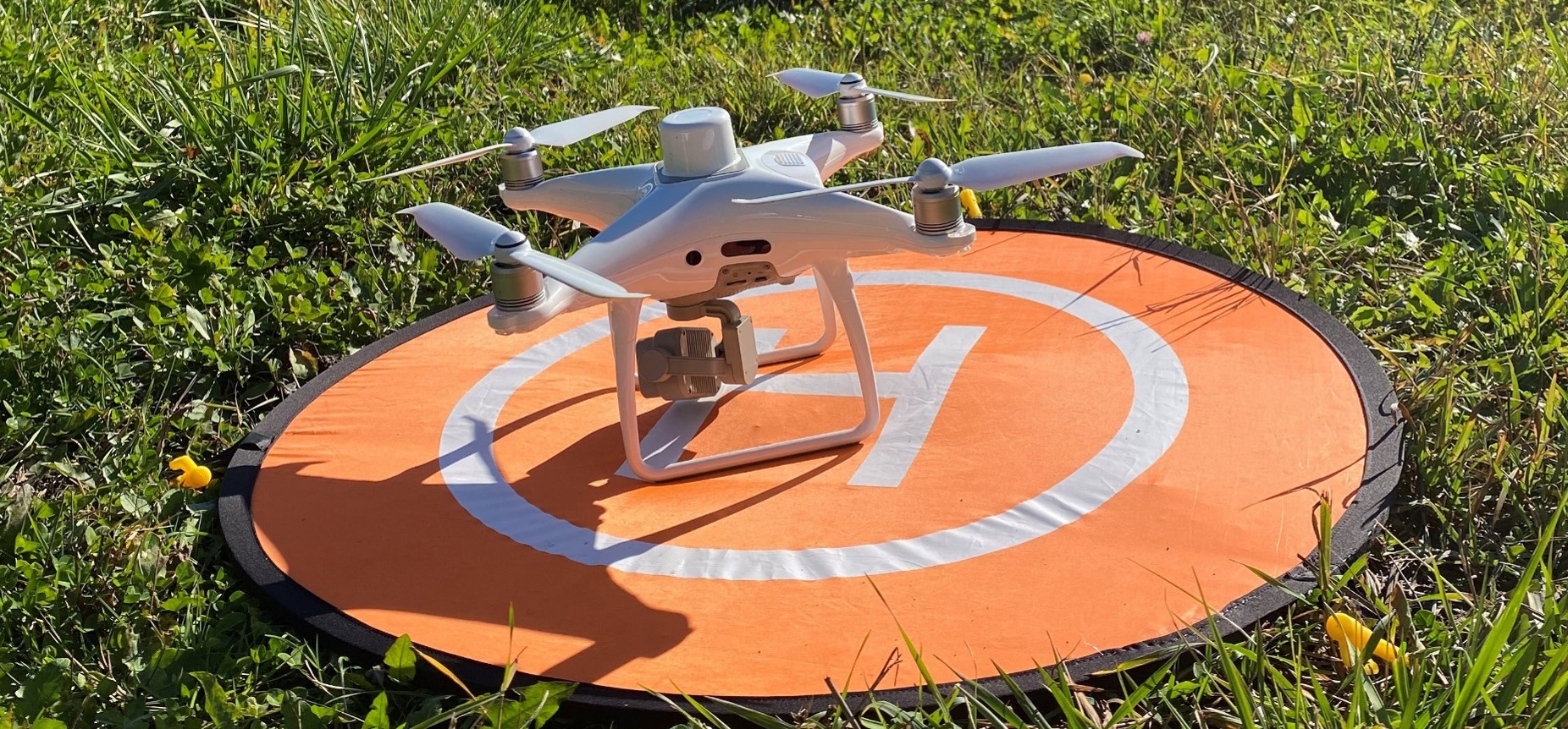 Drone posé au sol dans un champ